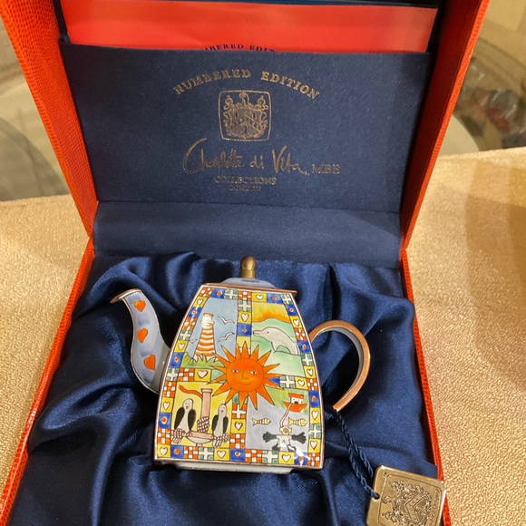CHARLOTTE DI VITA LONDON COLLECTIONS. NUMBERED EDITION #846 MINIATURE TEA POT - Picture 2 of 8